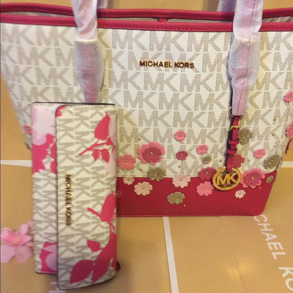 ๐SOLD๐ NEW MICHAEL KORS SET ๐ - Picture 4 of 8